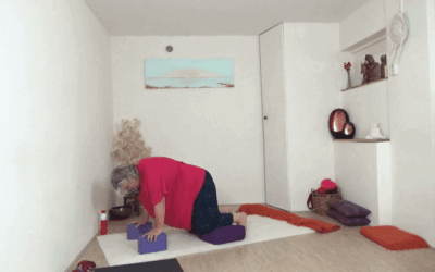 Pijn bij knielen tijdens yoga? Zo pas je houdingen aan (ook met hulpmiddelen!)