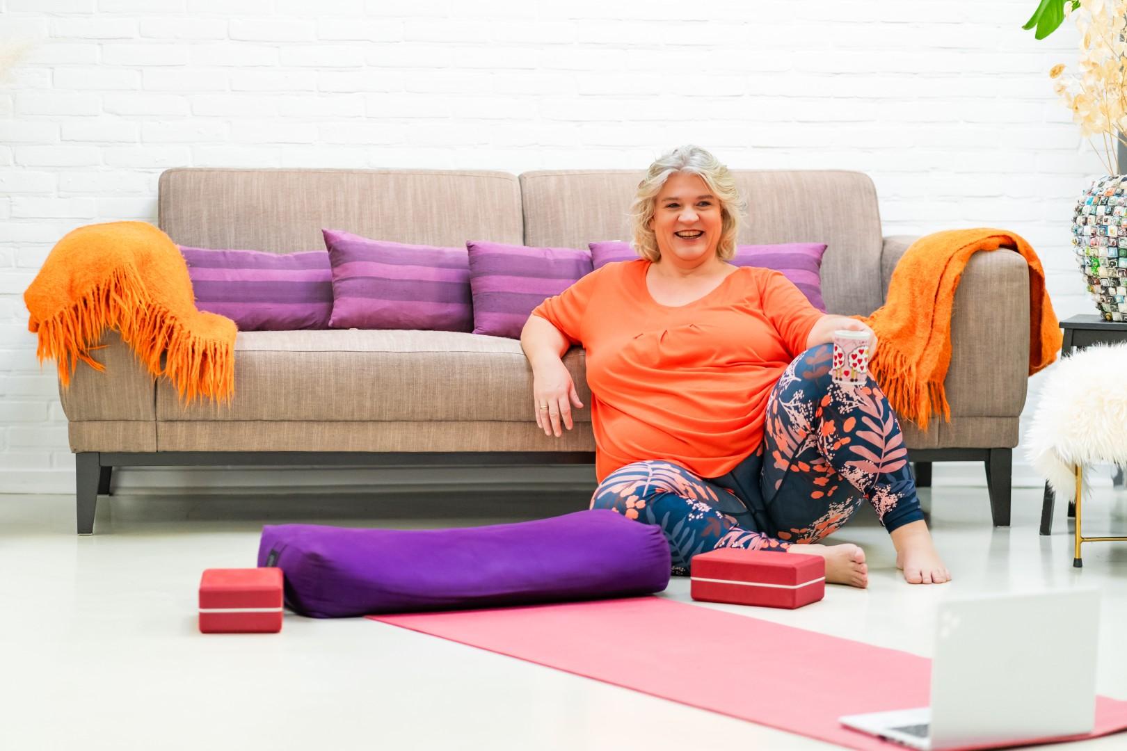 Colette geeft online yogales aan plussize vrouwen Colette geeft online yogales aan plussize vrouwen
