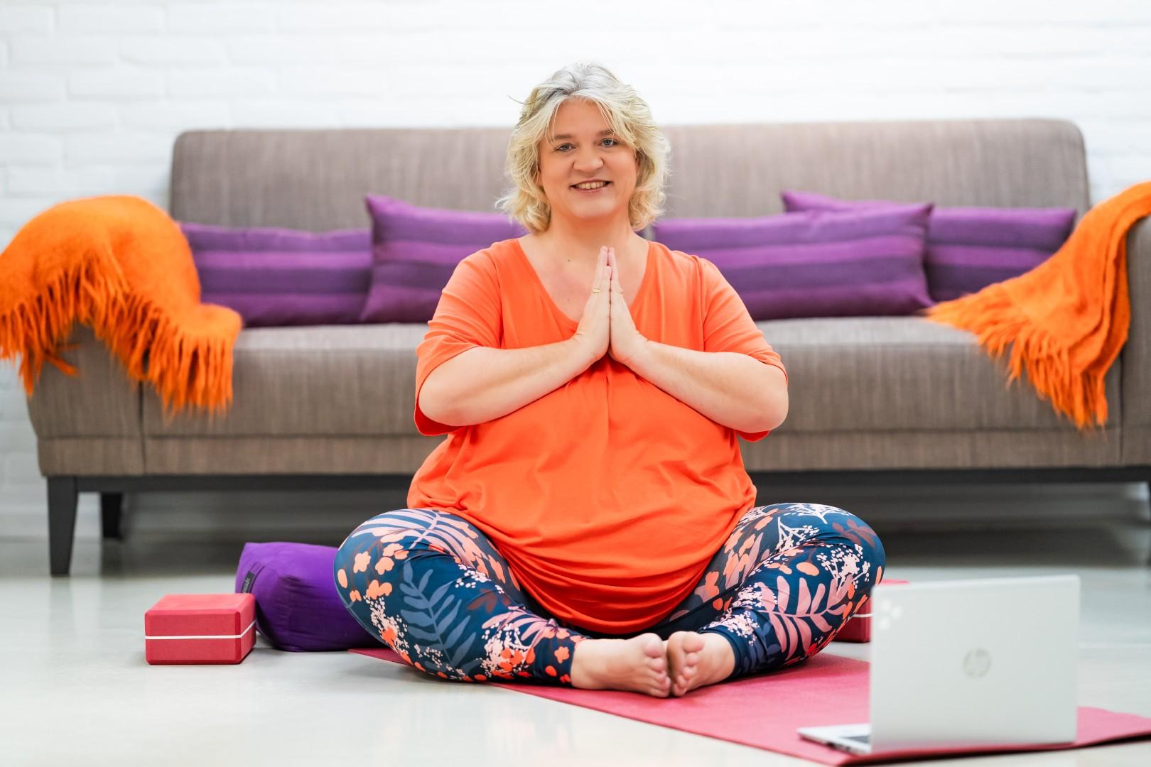 online yogaschool voor plussize vrouwen online yogaschool voor plussize vrouwen, thuis in je woonkamer