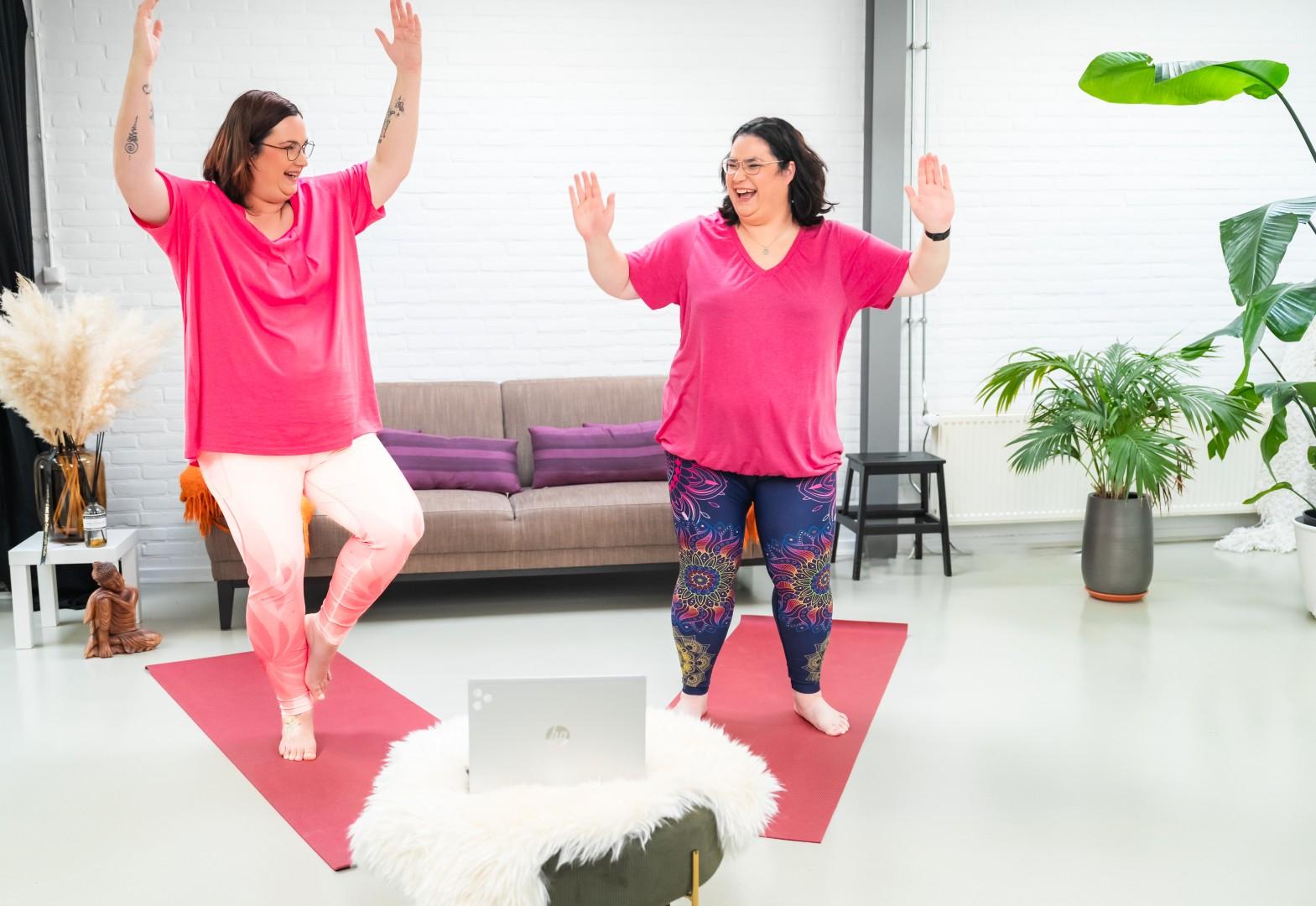 ontspannen yoga op jouw maat 2 plussize vrouwen hebben zichtbaar plezier in de yogales
