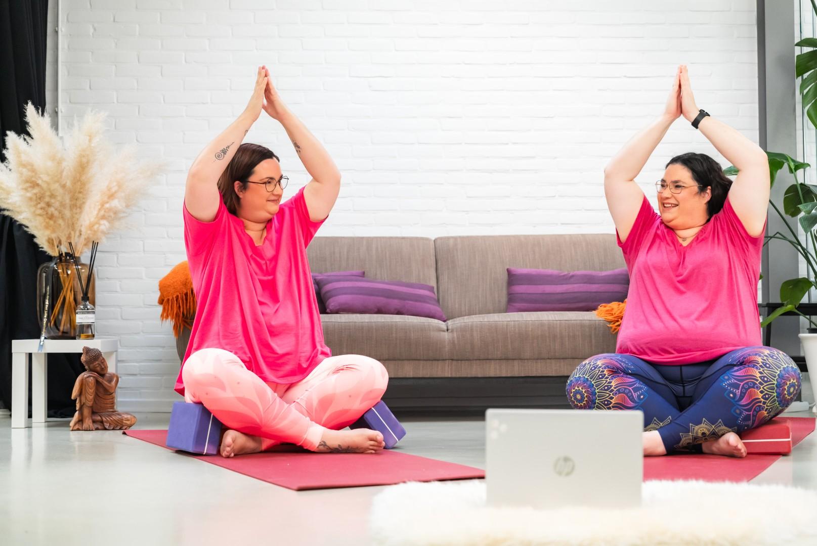 plussize cursisten doen online mee kathouding in 3 varianten Volop Yoga