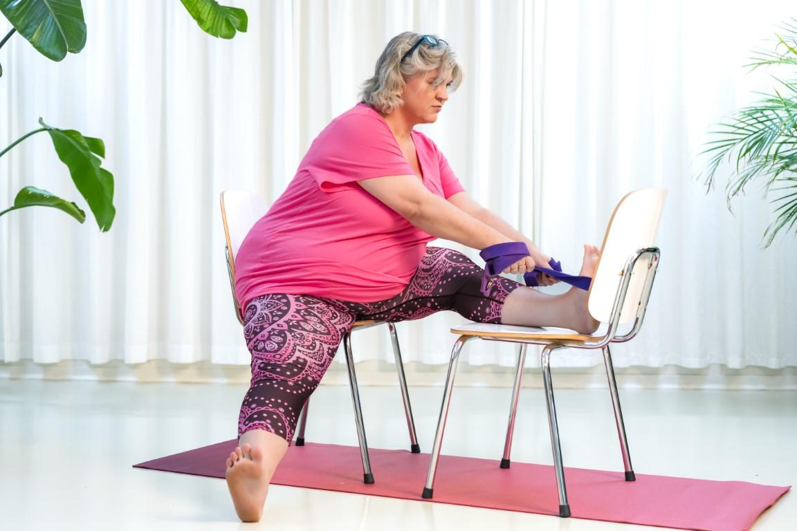plussize yoga met aangepaste houding plussize yoga met aangepaste houdingen leer je in de gratis kennismakingscursus