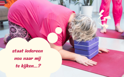 Yoga als je je dik voelt: wat doe je met onzekerheid op de mat?